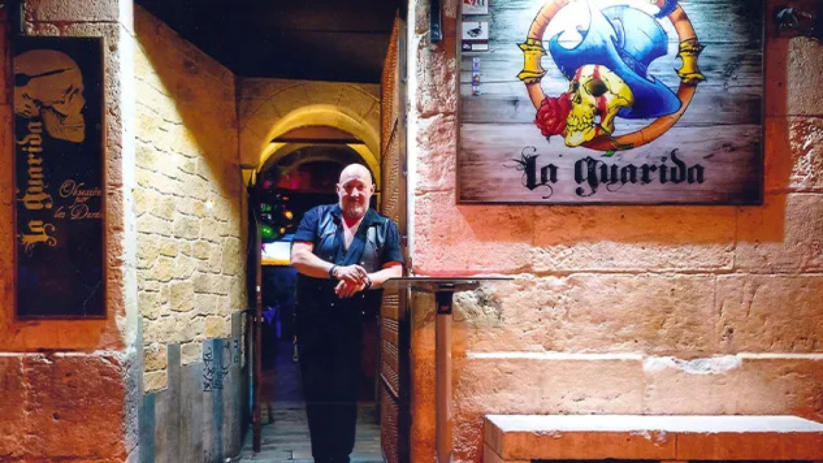 El pub La Guarida, regentado por Chechu, es todo un clásico del rock en Las Llanas.