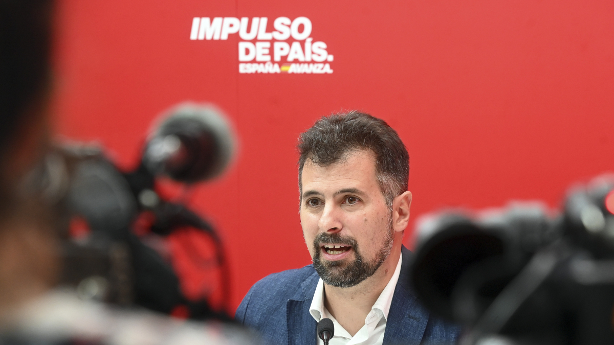 El secretario general del PSOECyL, Luis Tudanca, comparece ante la prensa para analizar la situación política de Castilla y León.