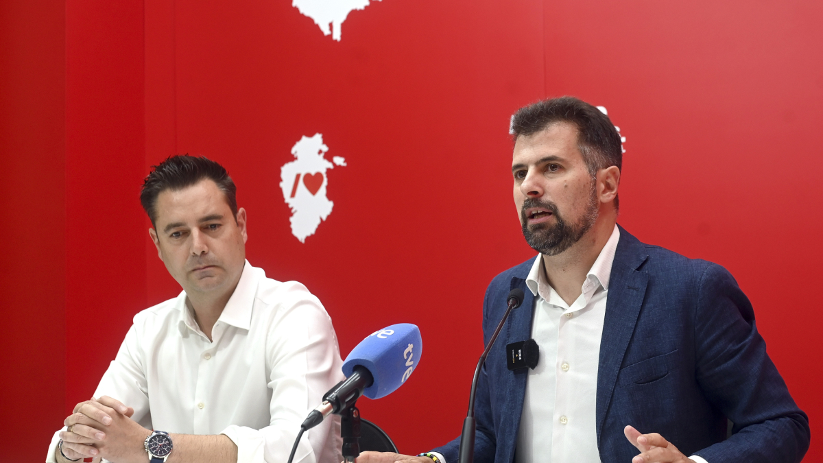 El portavoz socialista en el Ayuntamiento de Burgos, Daniel de la Rosa, junto al secretario general del PSOECyL, Luis Tudanca, en rueda de prensa.
