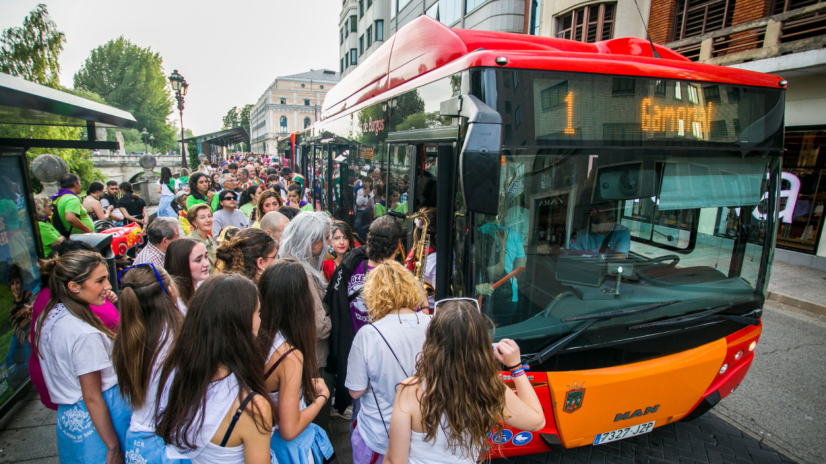 El inicio de las fiestas ‘subió’ a más de 50.000 viajeros diarios a los autobuses municipales.