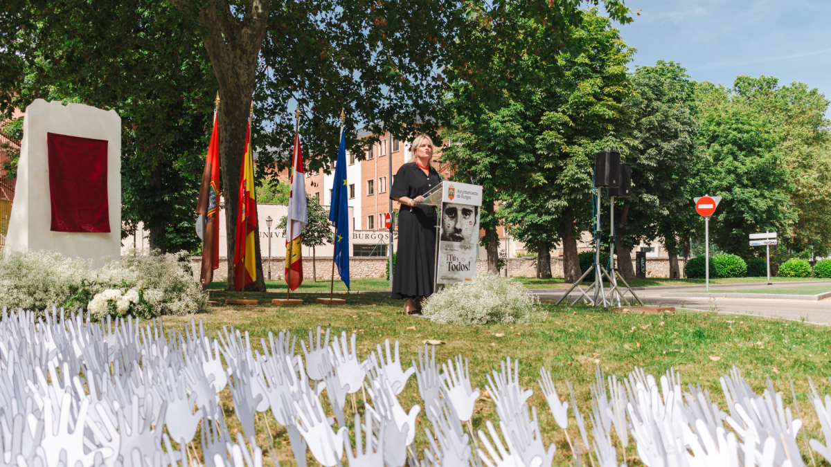 María del Mar Blanco, hermana del concejal asesinado en 1997, estuvo presente en el acto de homenaje.
