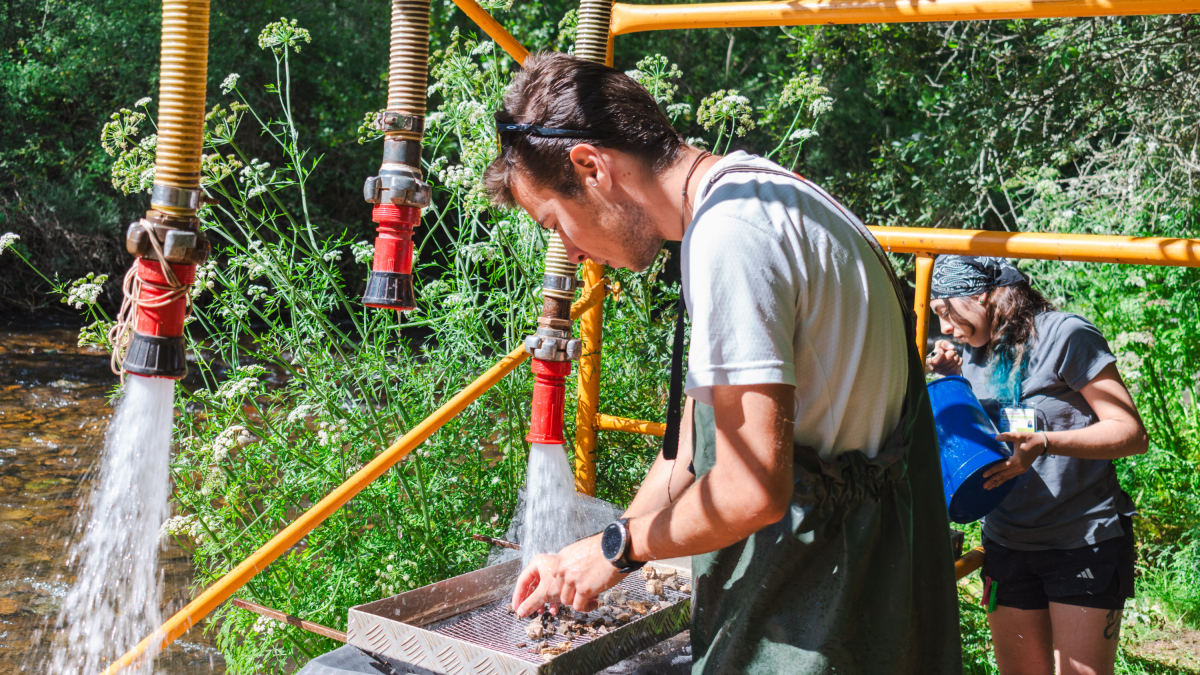 Línea de lavado a donde bombean el agua del río arlanzón para lavar el sedimento dispuesto sobre mallas de diferente grosor.