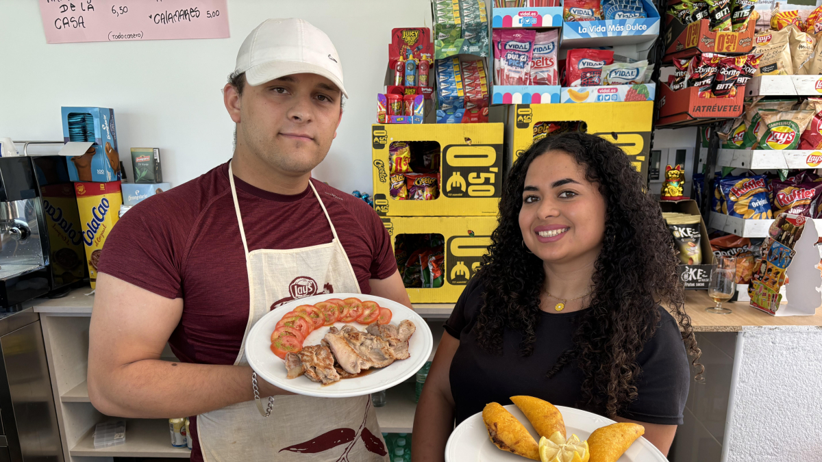 Deisy y Jairo llevan el bar de la piscina de Gumiel de Izán