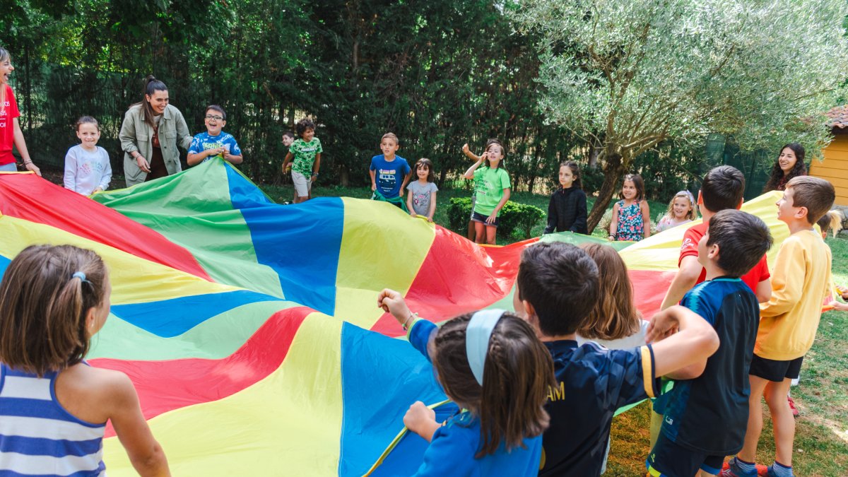 La convivencia es uno de los valores que se enseñan en los campamentos urbanos del Ayuntamiento.