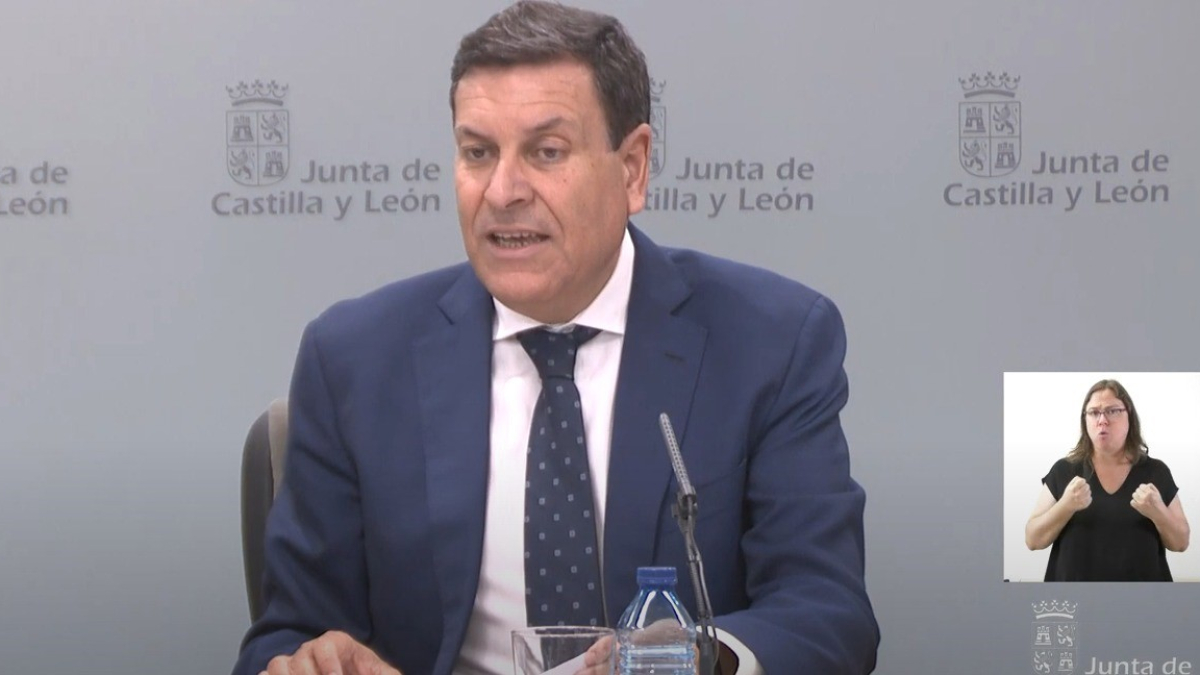 El portavoz de la Junta y consejero de Economía, Carlos Fernández Carriedo, en rueda de prens tras Consejo de Gobierno