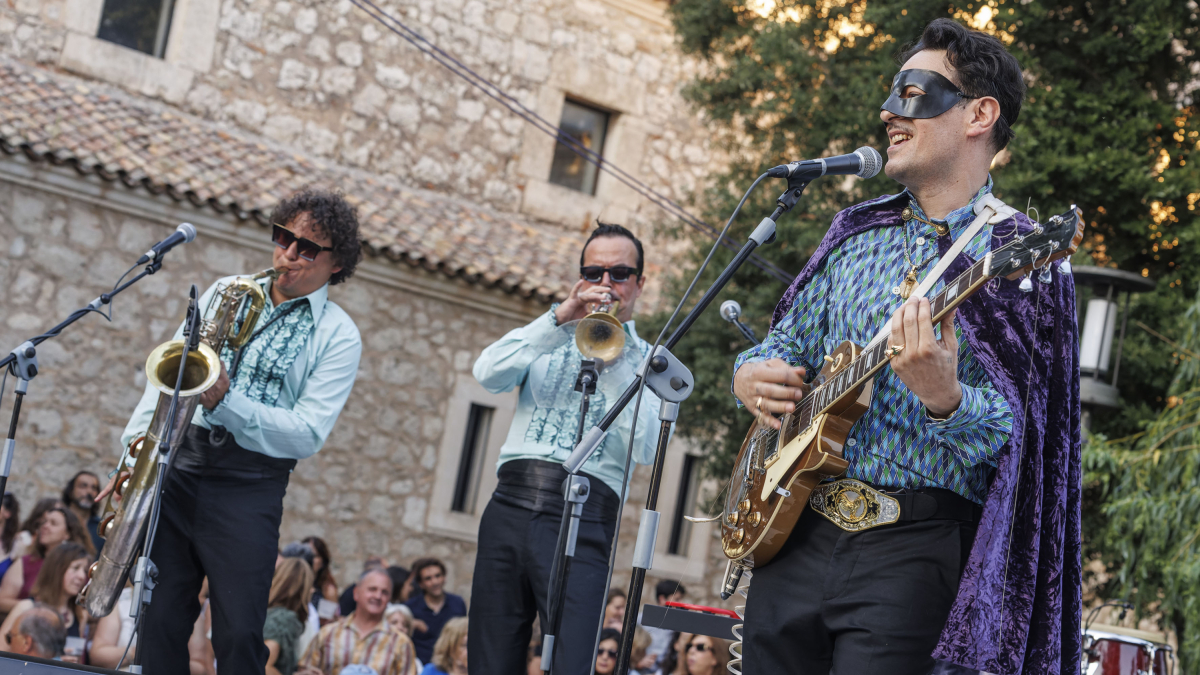 Tito Ramírez sobre el escenario del Tablero de Música.
