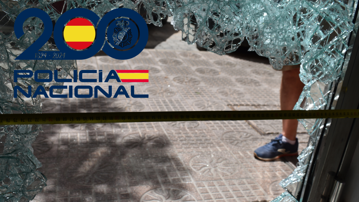 Los ladrones destrozaron el cristal de la puerta para acceder al interior para robar.