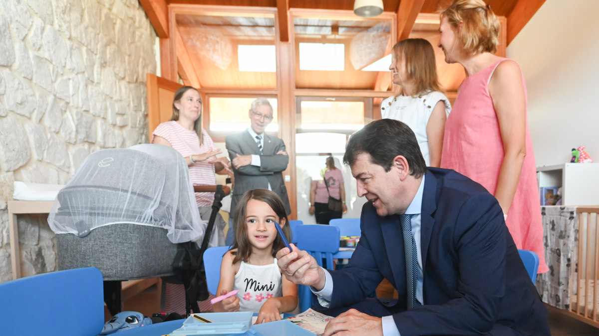 El presidente de la Junta de Castilla y León, Alfonso Fernández Mañueco, inaugura la Escuela de Educación Infantil de Pedrosa de Duero.