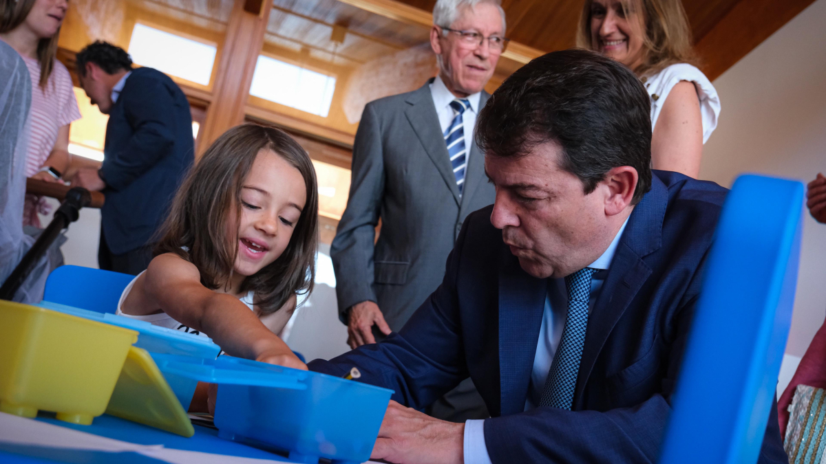 Mañueco ha inaugurado la nueva escuela infantil de Pedrosa.