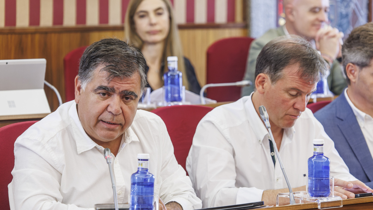 El concejal de Urbanismo, Juan Manuel Manso, junto a Borja Suárez en el pleno municipal.