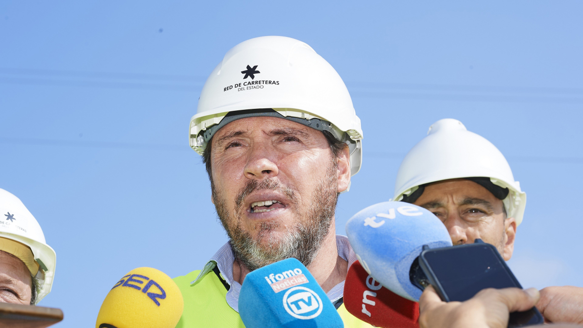El ministro de Transportes y Movilidad Sostenible, Óscar Puente, atiende a medios a su llegada a la visita de las obras del nudo de la A-67 en Polanco