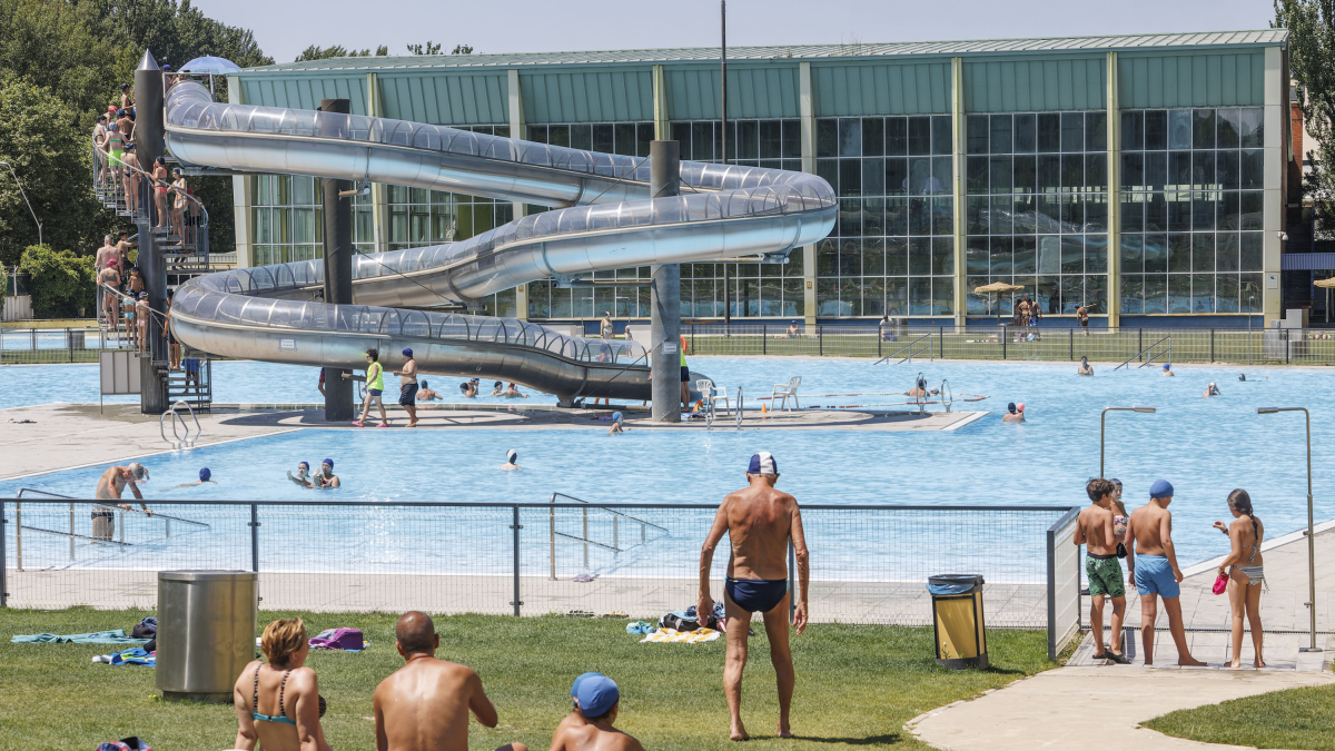 Imagen de archivo de usuarios en las piscinas de verano de El Plantío.