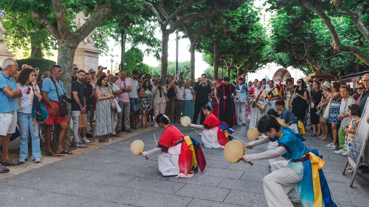 El Pasacalles reunió a todas las agrupaciones invitadas al Festival Internacional de Folclore Ciudad de Burgos.