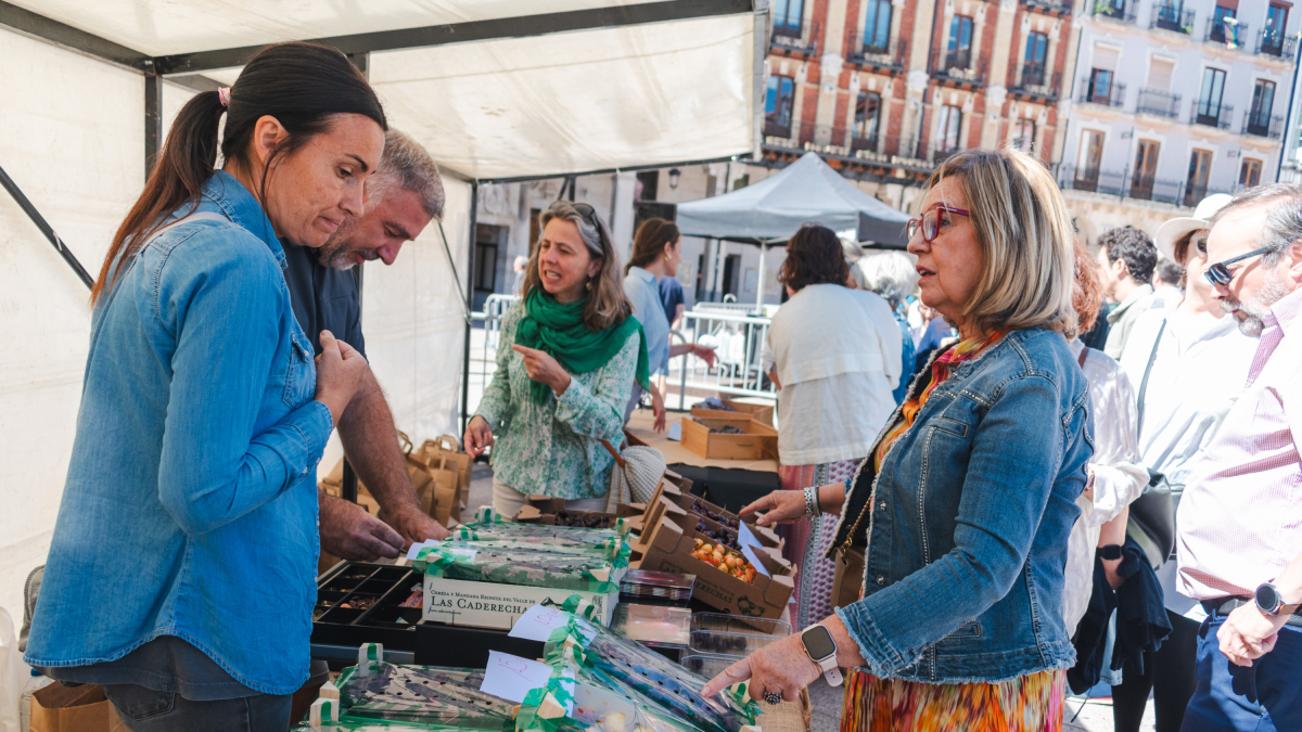 Mercado gastronómico de 'Días de Cerezas' en la Plaza Mayor.