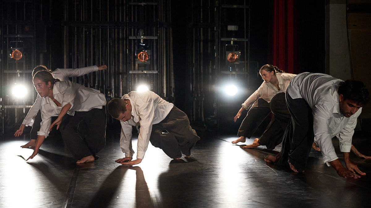 Cuando los grupos se suben al escenario para presentar su coreografía, ya hay meses de trabajo en el backstage.