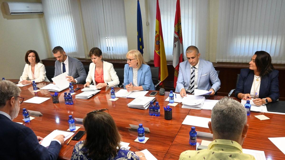 Imagen de la primera reunión de los agentes del Diálogo Social con la consejera Leticia García