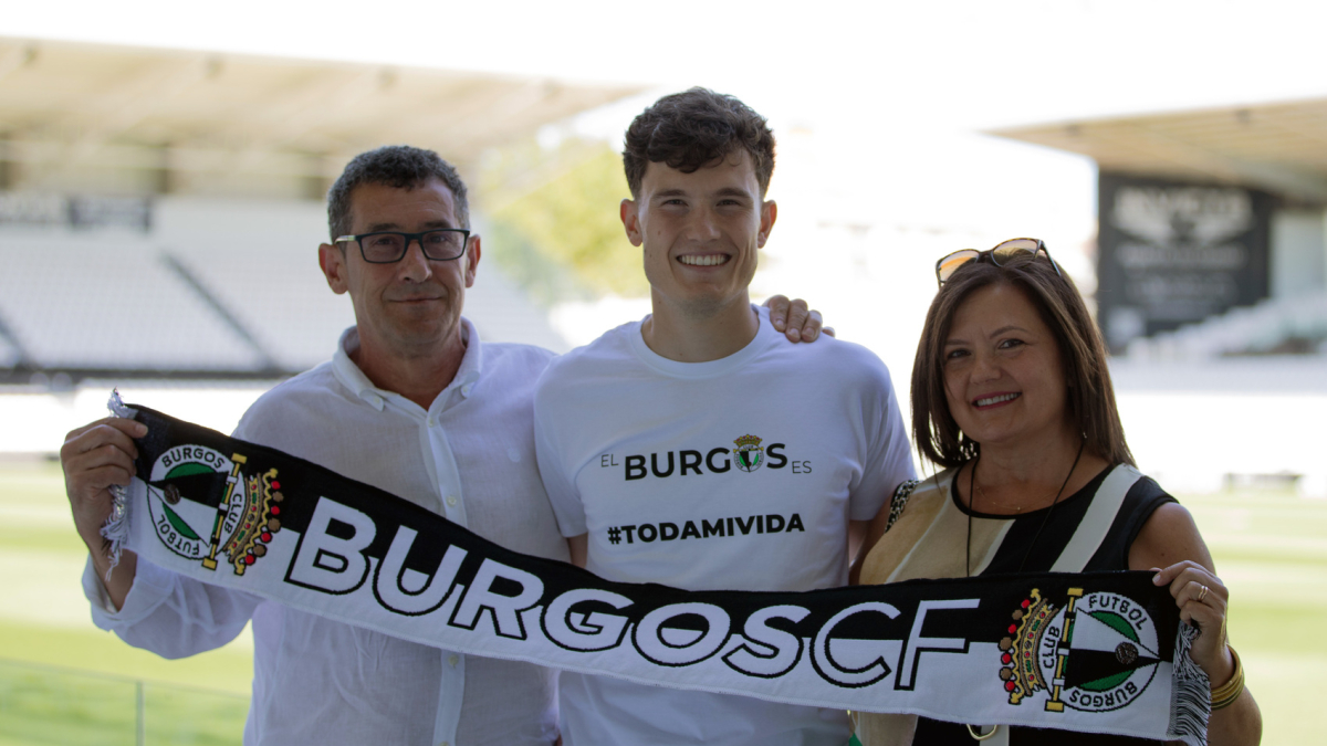 El acto de presentación se celebró en las instalaciones del Municipal El Plantío y contó con la presencia de su familia.