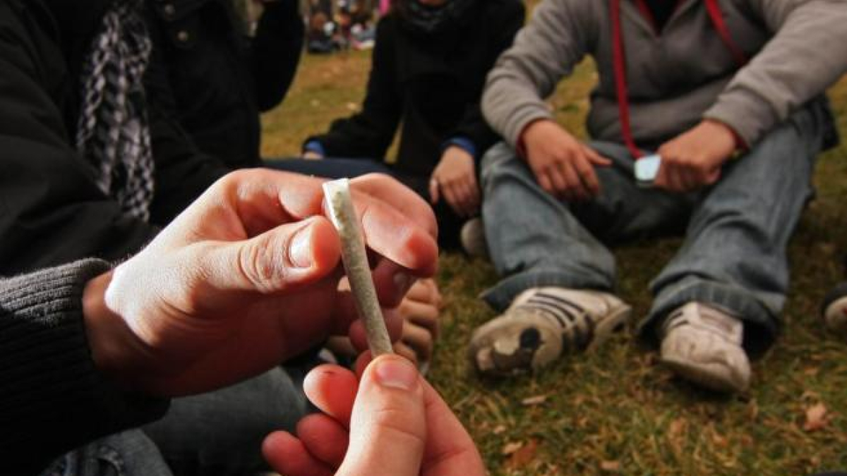 Jóvenes consumiendo drogas