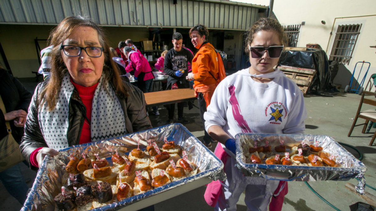 Reparto de pinchos en Las Candelas 2023.