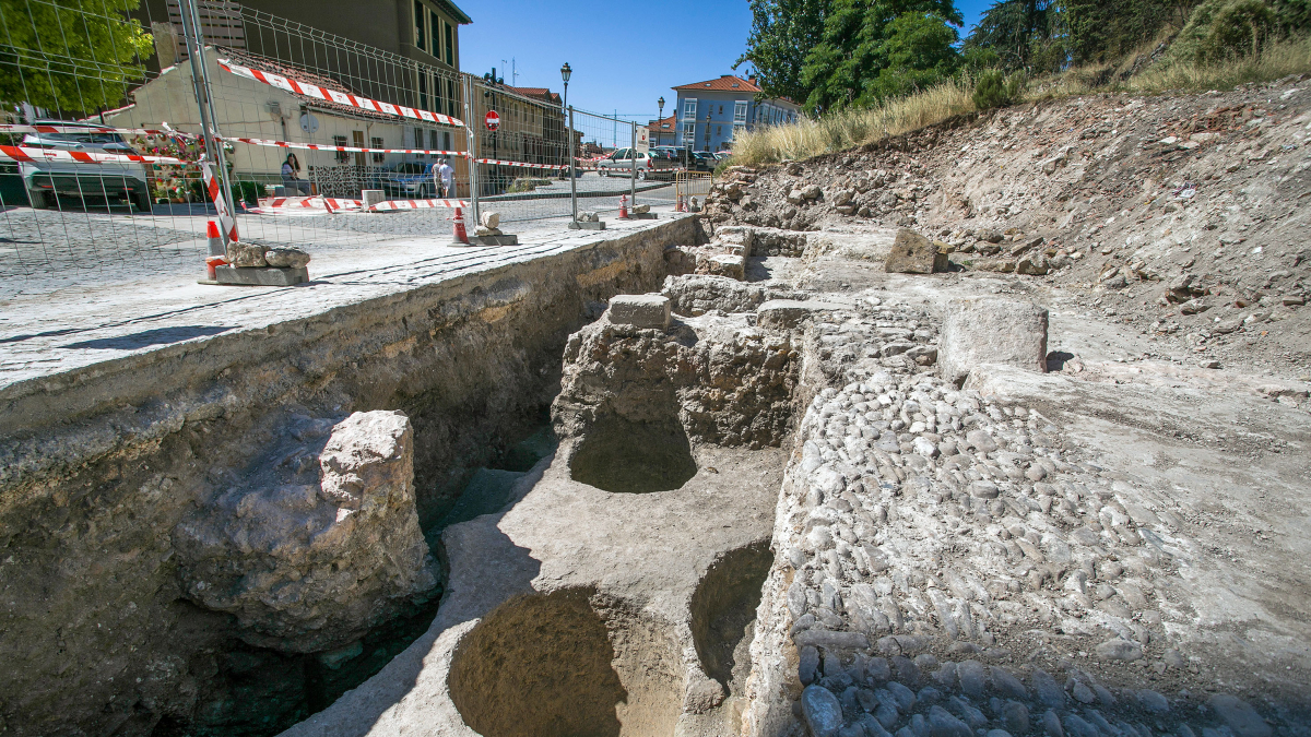 Restos arqueológicos del Burgos medieval recuperados frente a la iglesia de San Esteban.
