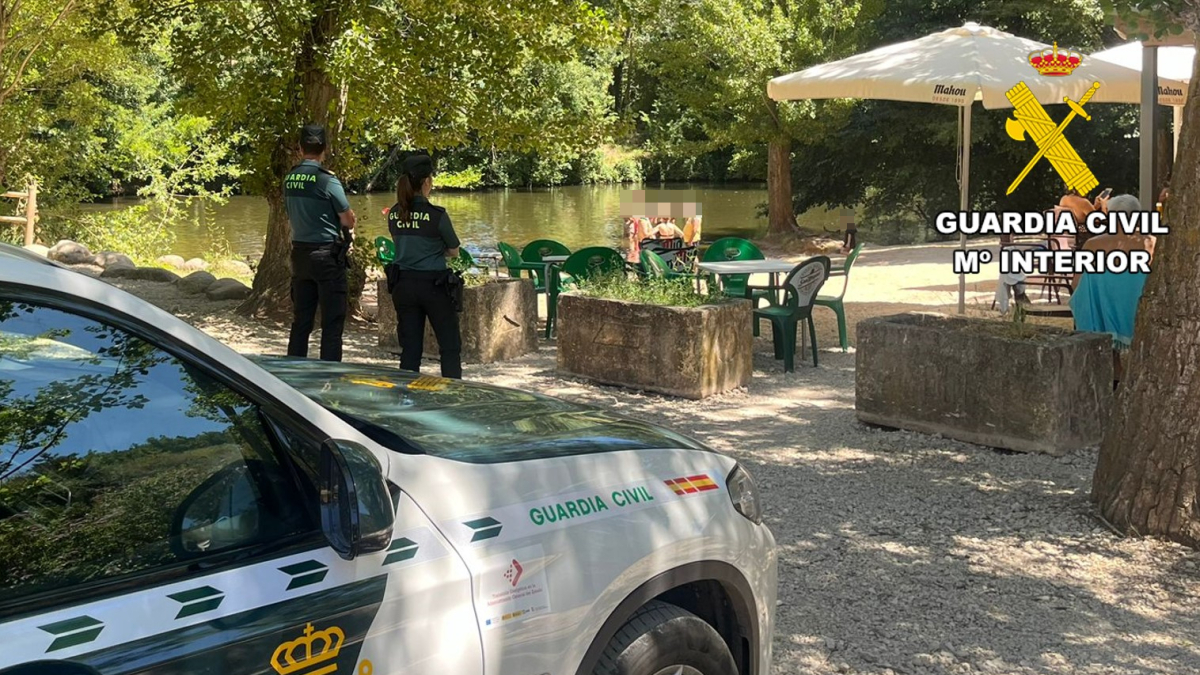 Un vehículo de la Guardia Civil, en las cercanías del lugar de los hechos, en una playa fluvial del río Arlanza.