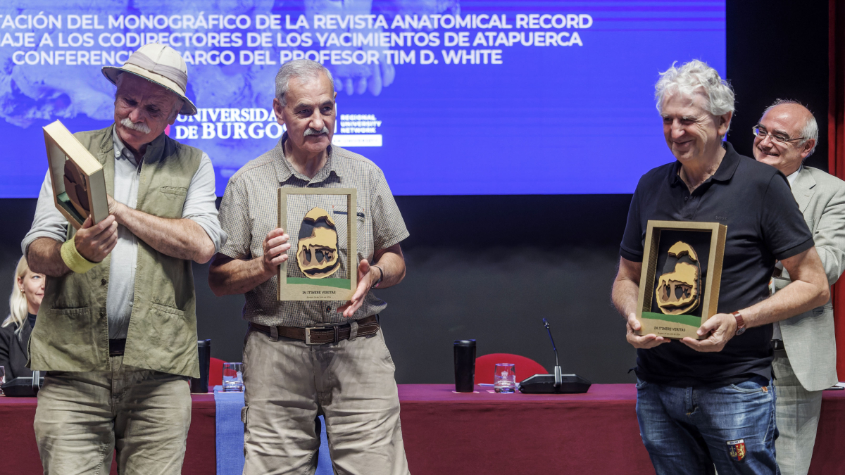 Homenaje a los codirectores de Atapuerca en el Paraninfo de la Universidad.