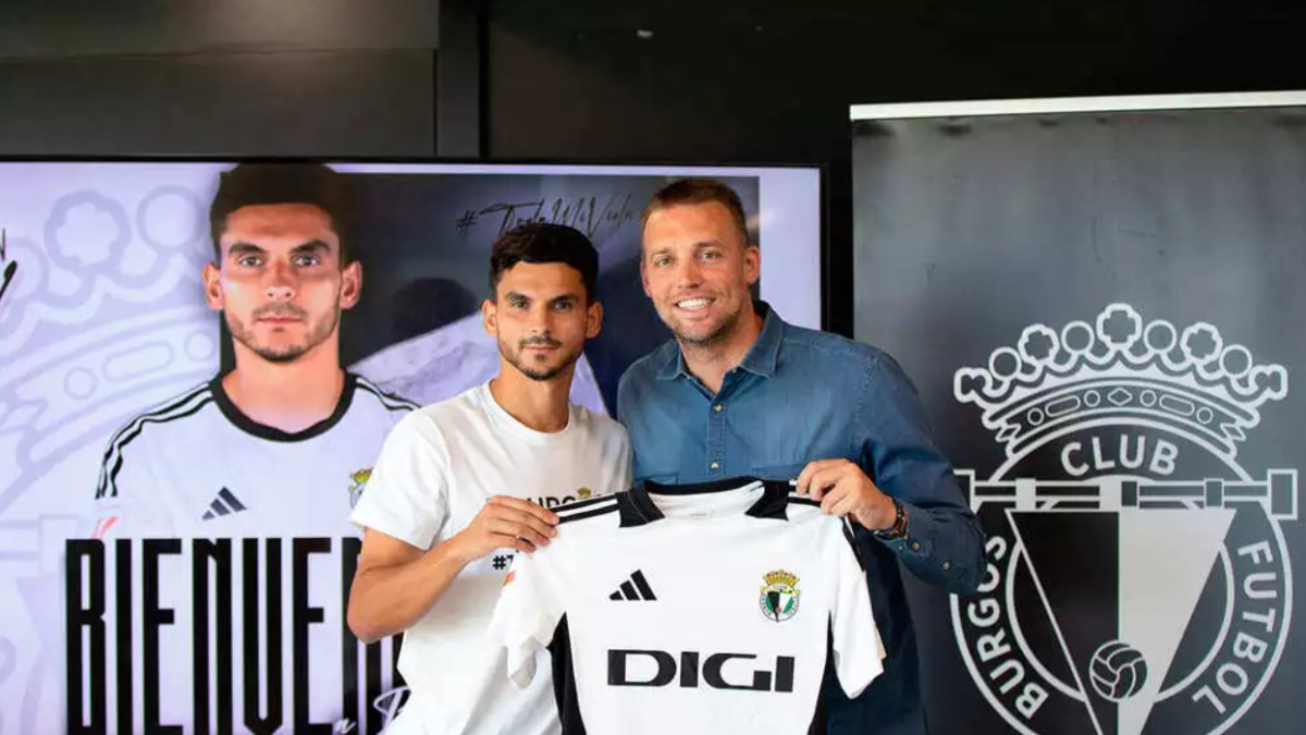 Florian Miguel y Michu posan con la camiseta del club.