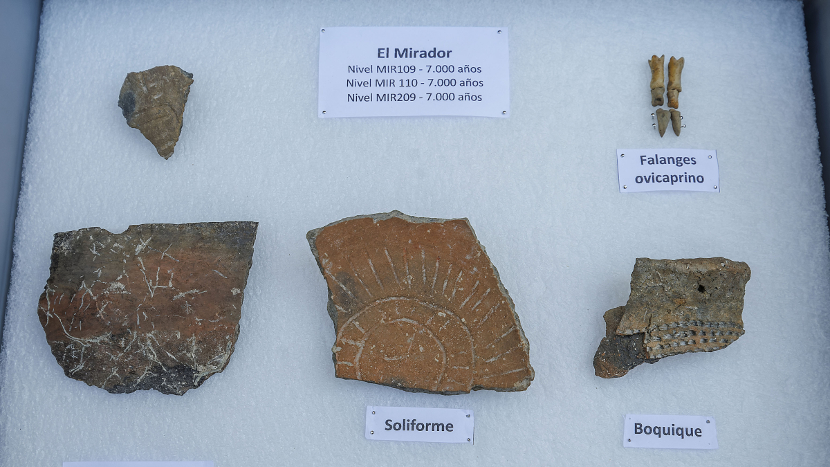 Restos neolíticos localizados en el yacimiento de Mirador. La cerámica con el dibujo del sol apareció junto a la mesita de pintura rupestre.