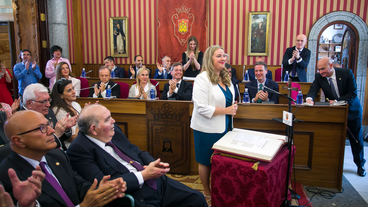 Peña junto al resto de exacaldes en la toma de posesión de Cristina Ayala.