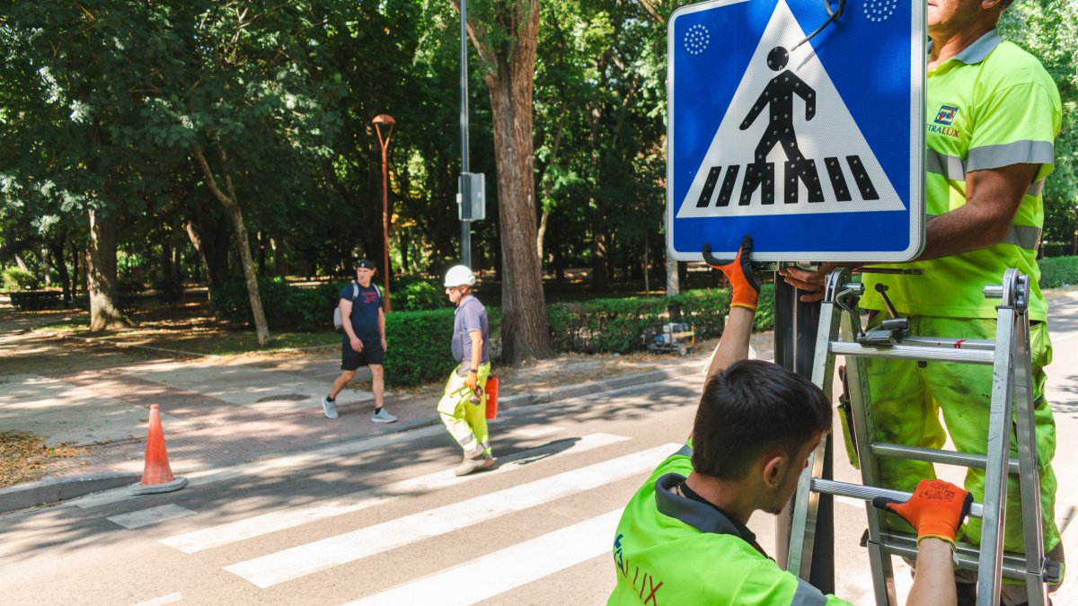 Obras en el paso de peatones del paseo de la Isla, a la altura del número 10, para mejorar sus sistemas de iluminación y colocar sensores de detección de las personas.
