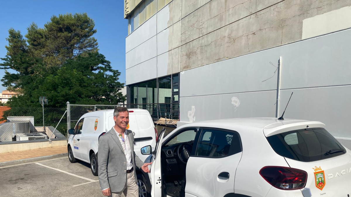 César Barriada, junto a los nuevos vehículos, en la zona de acceso al polideportivo de Pisones.