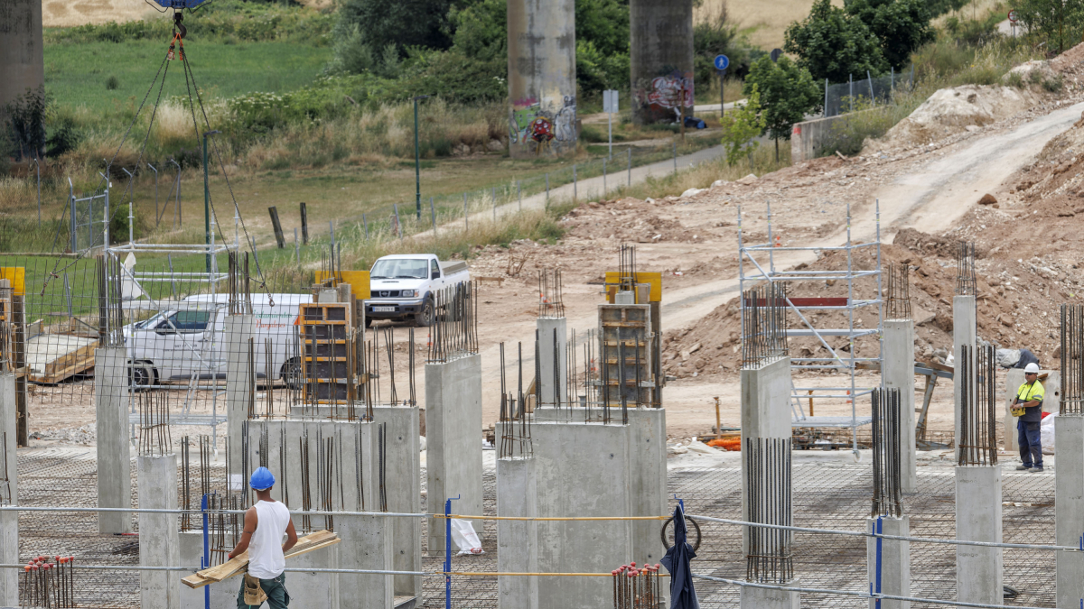 Trabajadores en las obras de construcción de un edificio residencial en Burgos.