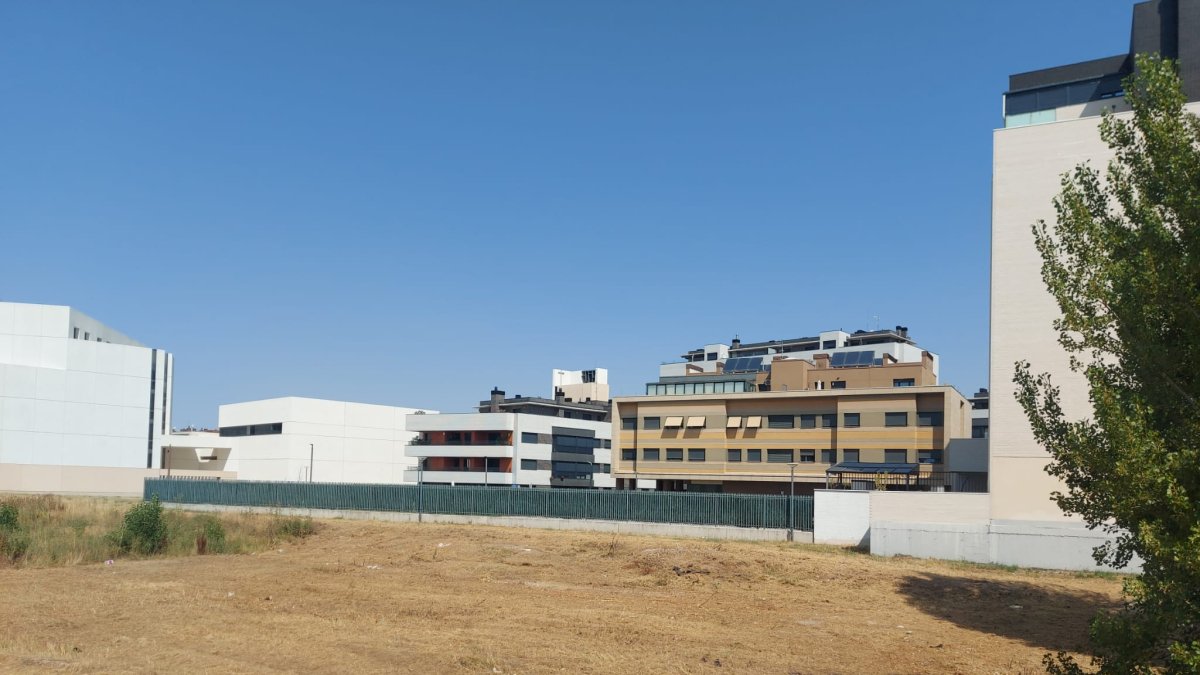 Parcela de titularidad municipal donde pueden desarrollarse dotaciones para los vecinos de la zona del bulevar ferroviario.