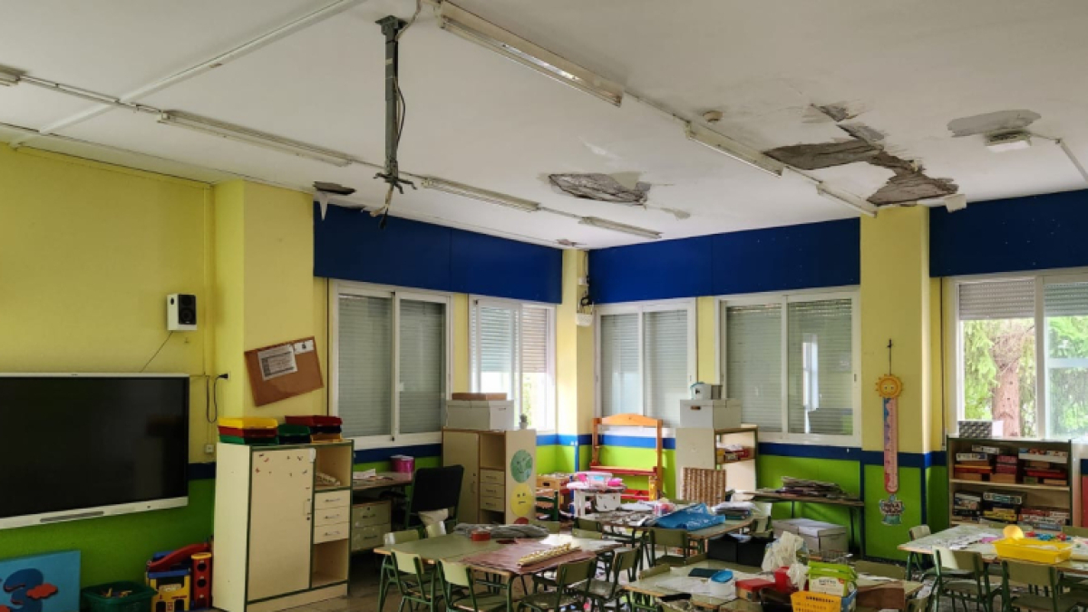 Desperfectos en los techos del colegio público Solar del Cid, en las aulas se acumularon hasta 10 centímetros de agua.