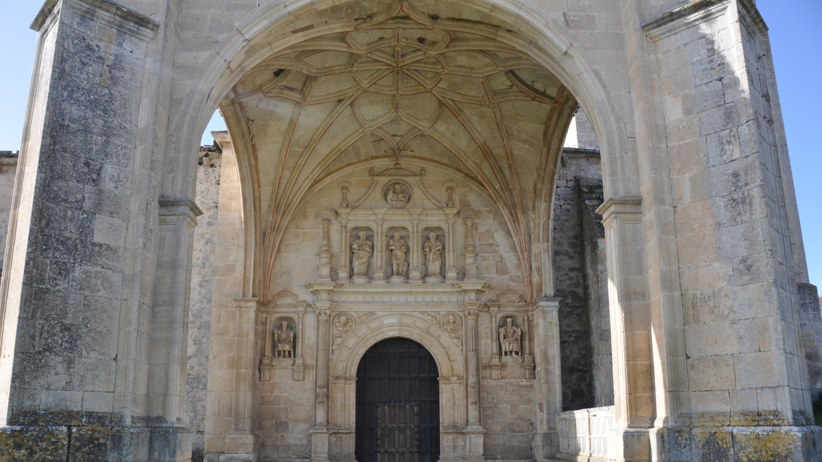 Espectacular pórtico de la iglesia de San Juan Bautista.