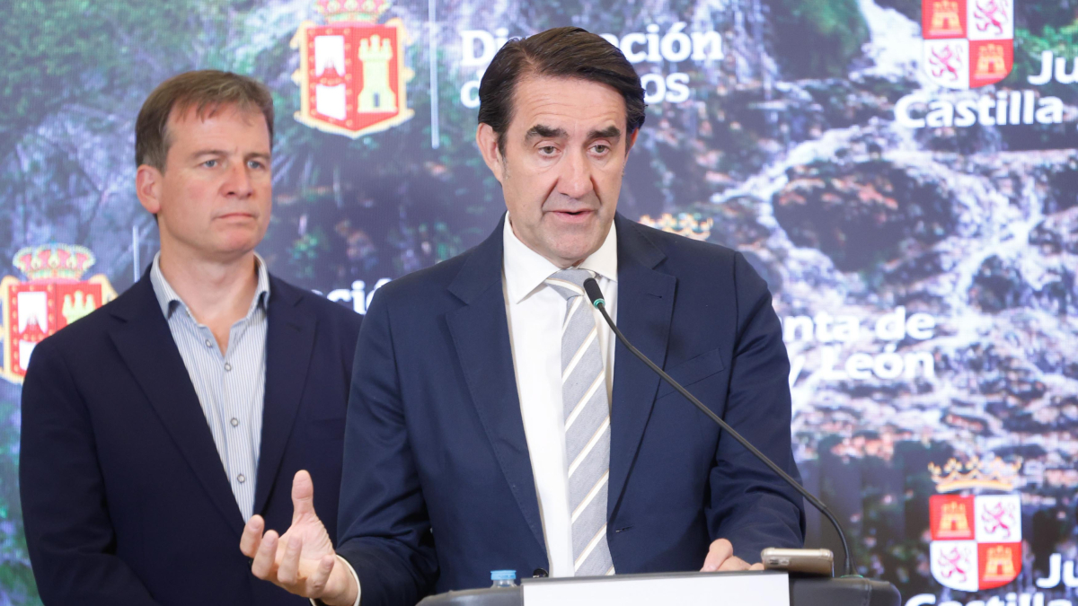 Juan Carlos Suárez-Quiñones informa del nuevo convenio firmado en materia de abastecimiento de agua con el presidente de la Diputación de Burgos, Borja Suárez.