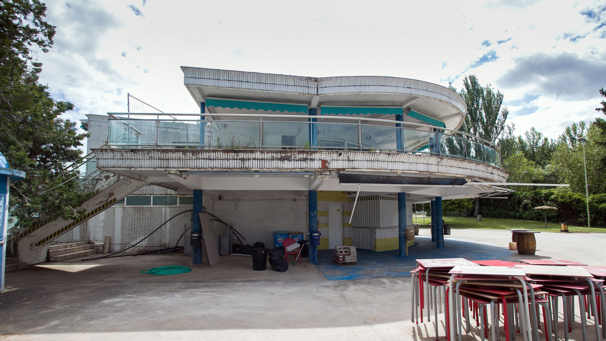 Exterior del edificio central de las piscinas de El Plantío. En la imagen se observa su falta de conservación.