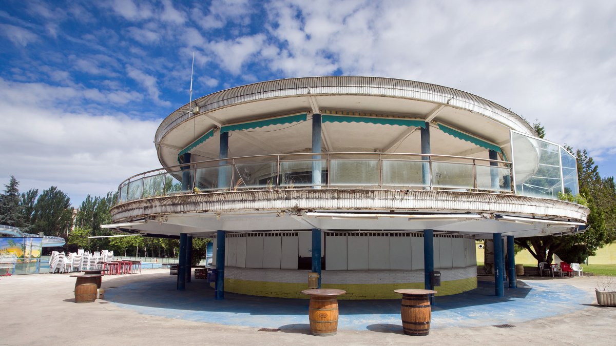 Exterior del edificio central de las piscinas de El Plantío. En la imagen se observa su falta de conservación.