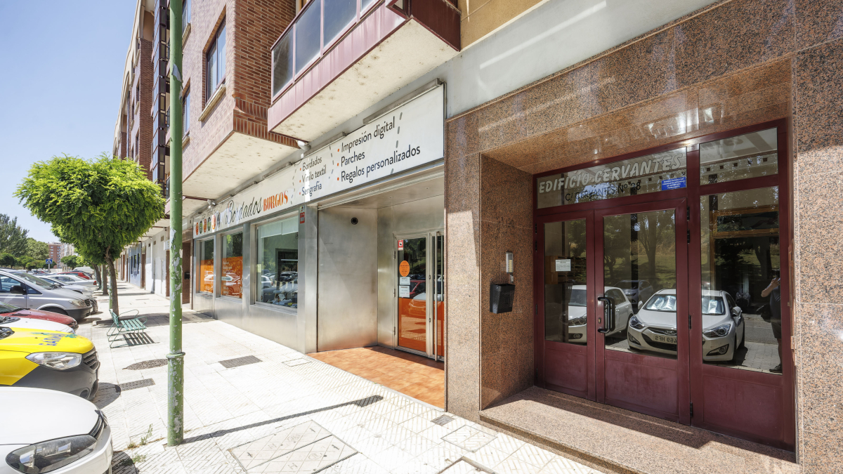 El asalto se produjo en el número 28 de la calle Cervantes.