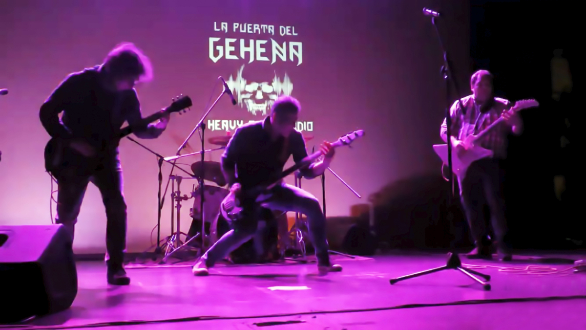 Triaje, en concierto, durante la emisión de 'La Puerta del Gehena' en la Casa de Cultura de Gamonal.