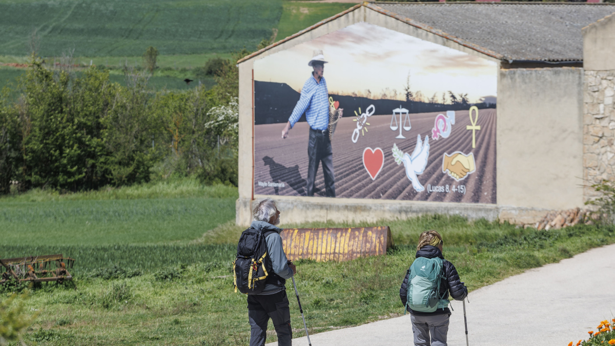 Una pareja de peregrinos, a punto de llegar a Rabé de las Calzadas.