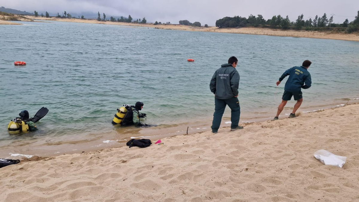 Miembros del GEAS buscan en el embalse del Ebro.