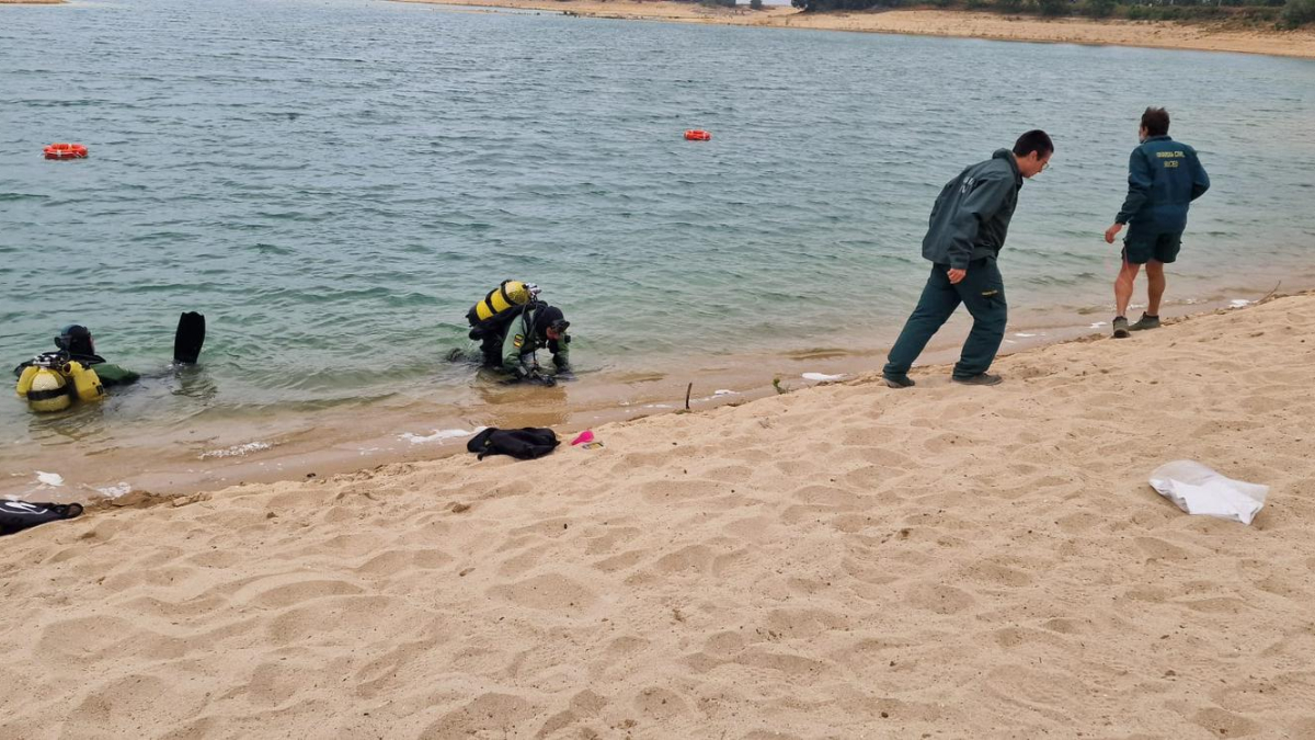 Miembros del GEAS, durante la búsqueda en el embalse,