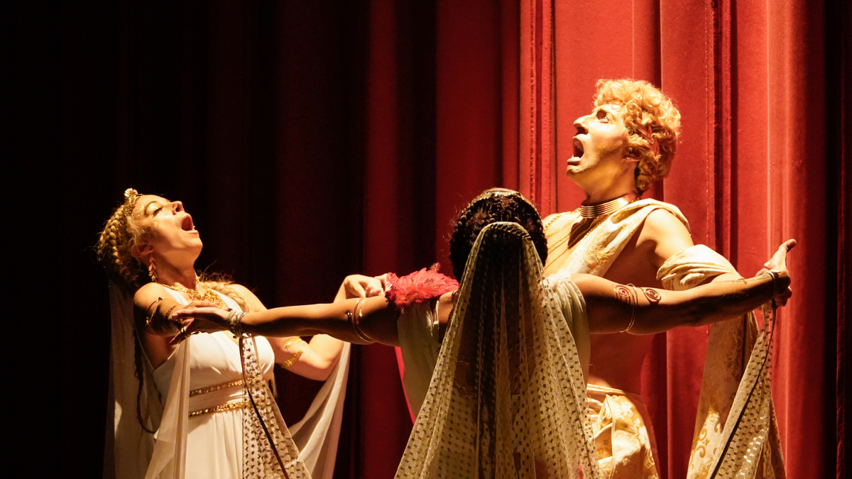 Tres de los personajes de Katharsis, en plena función. Son Apolo, Talía y Melpómene.