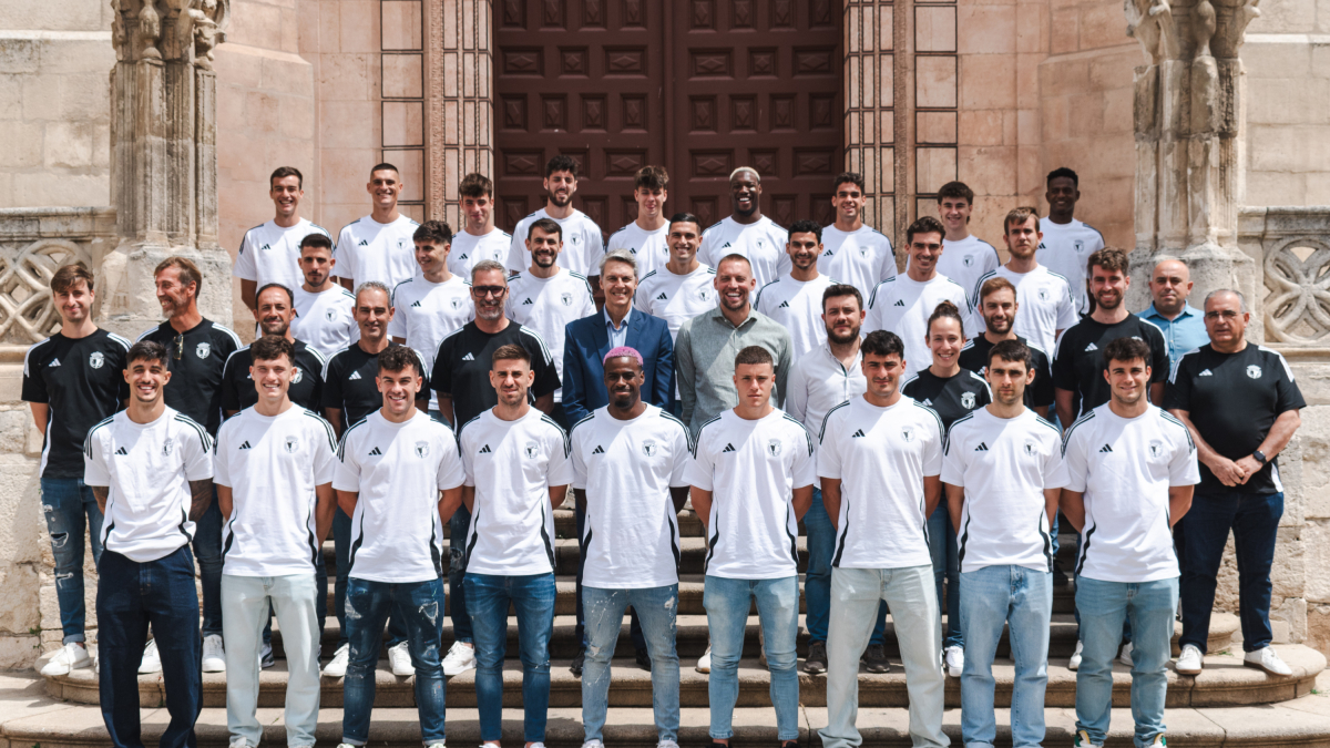 La plantilla del Burgos CF, en la Catedral.