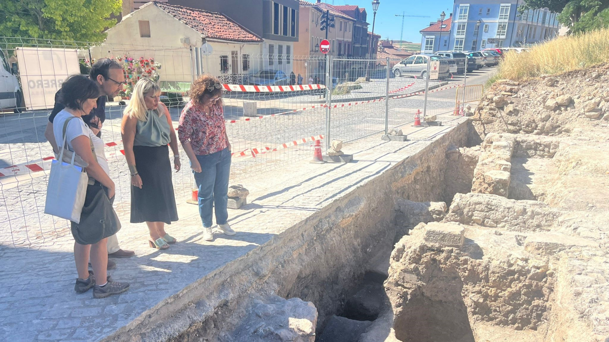 La concejala y la arqueóloga en la visita a los restos de San Esteban.