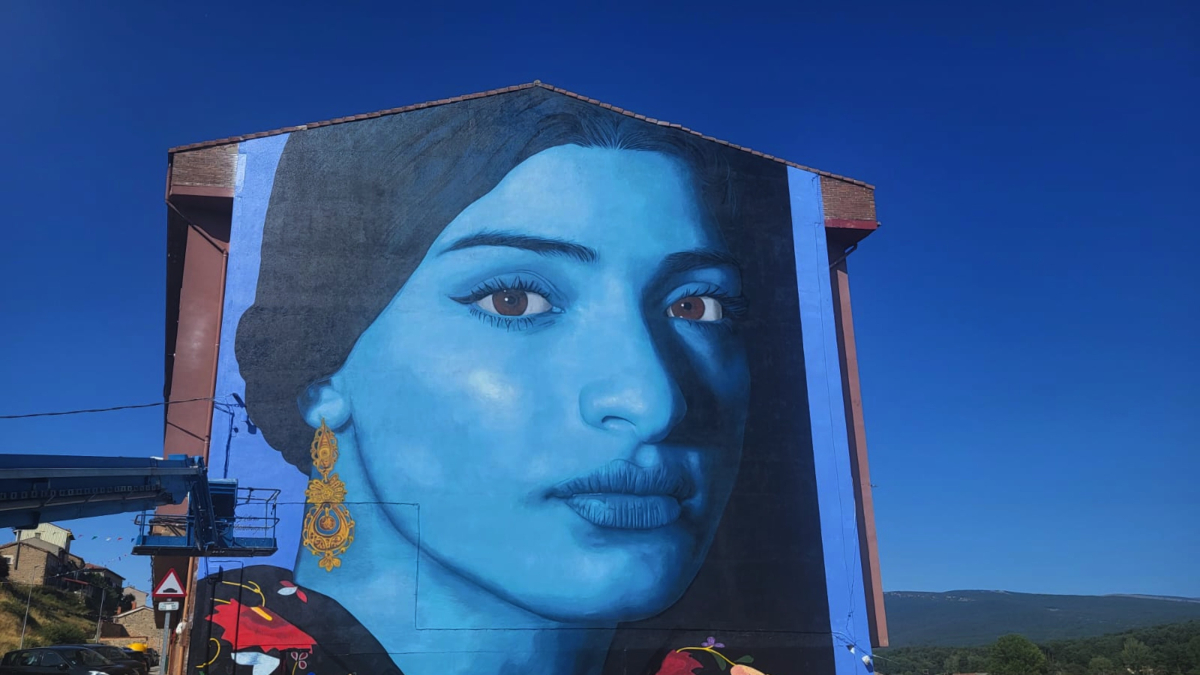Imagen del mural realizado por Leticia Mandrágora en Quintanar de la Sierra.