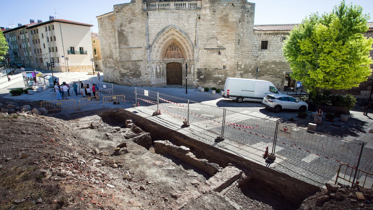 Imagen de los restos arqueológicos frente a la iglesia de San Esteban.