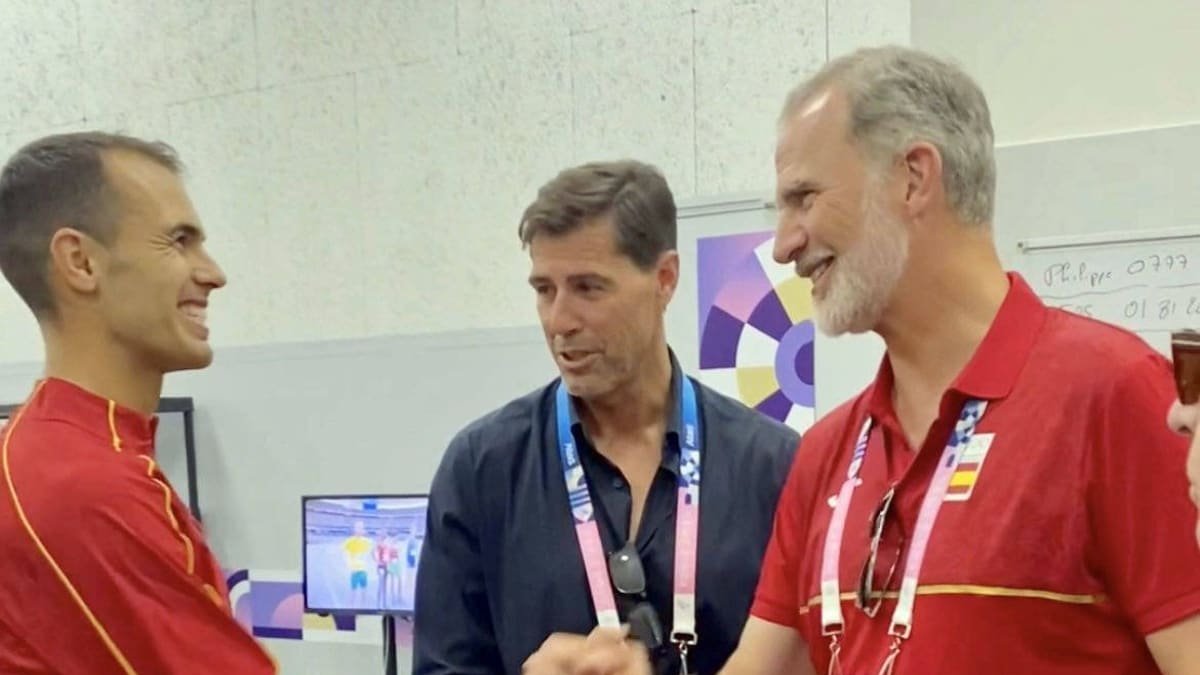 Dani Arce saluda al rey Felipe tras lograr la clasificación para la la final olímpica