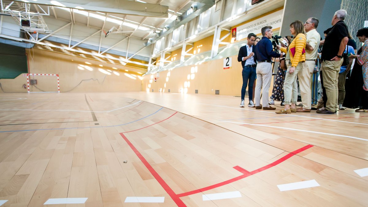 La tarima de la pista se combó por el agua de la tormenta.